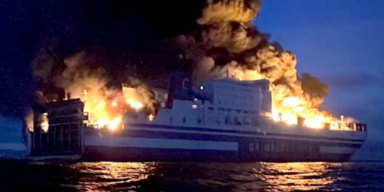 У берегов Греции произошел пожар на пароме с 237 пассажирами на борту (ВИДЕО)