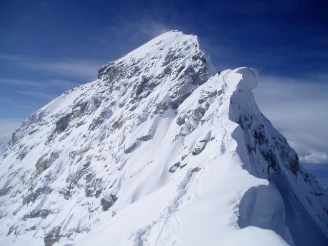 Альпинист сорвался с высоты, эквивалентной 6-ти монументам &#171;Родина-мать&#187;, но выжил