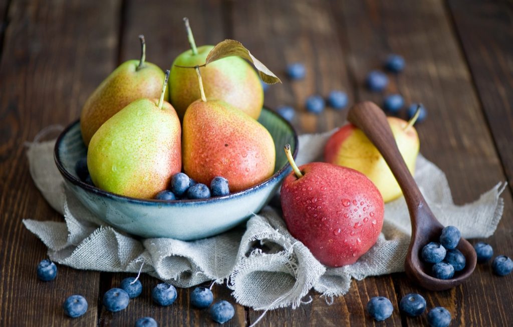 Много клетчатки: диетологи назвали фрукты, которые помогут сбросить вес зимой