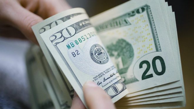 НБУ опустил официальный курс доллара на 10 копеек