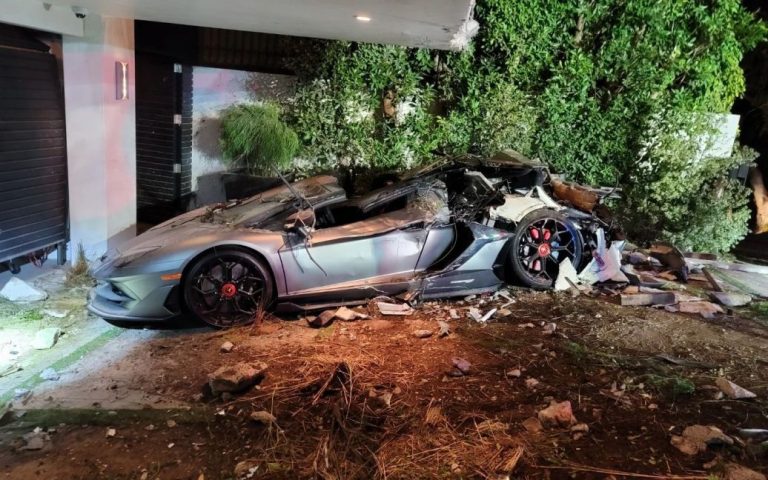 В престижном районе США в ДТП с грузовиком были разбиты дорогие Lamborghini, Bentley и Maybach (ФОТО)