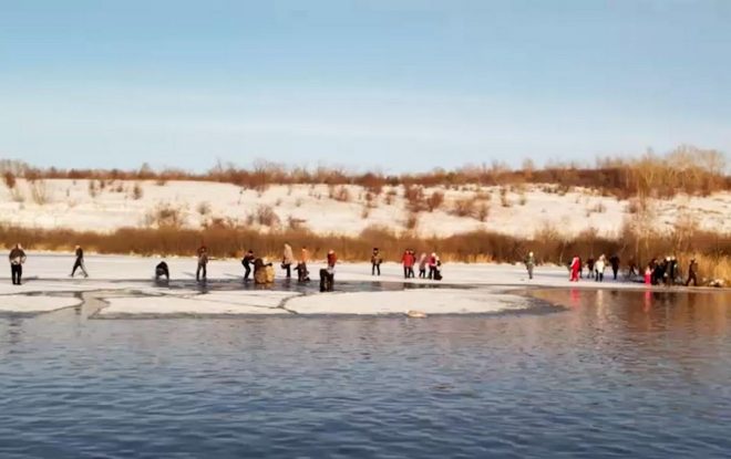 На Волыни на пруду под лед провалились дети: один мальчик погиб