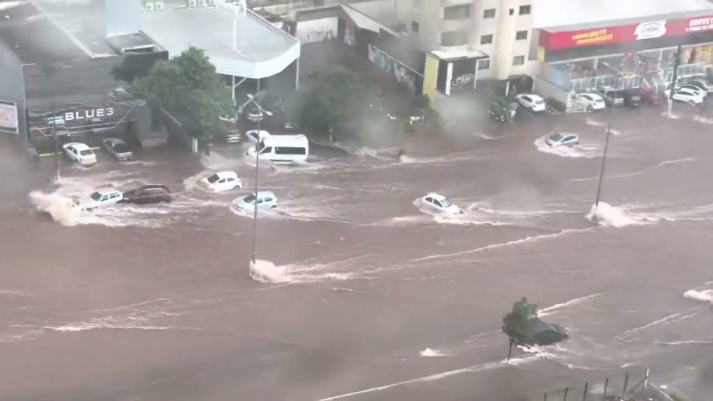 В Бразилии наводнения унесли жизни более 100 человек (ВИДЕО)