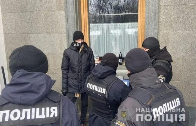 В Киеве мужчина упражнялся в метании молота по зданию Рады (ФОТО)