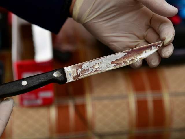 Пьяный киевлянин нашел труп жены: полиция считает, что он сам ударил ее ножом в грудь
