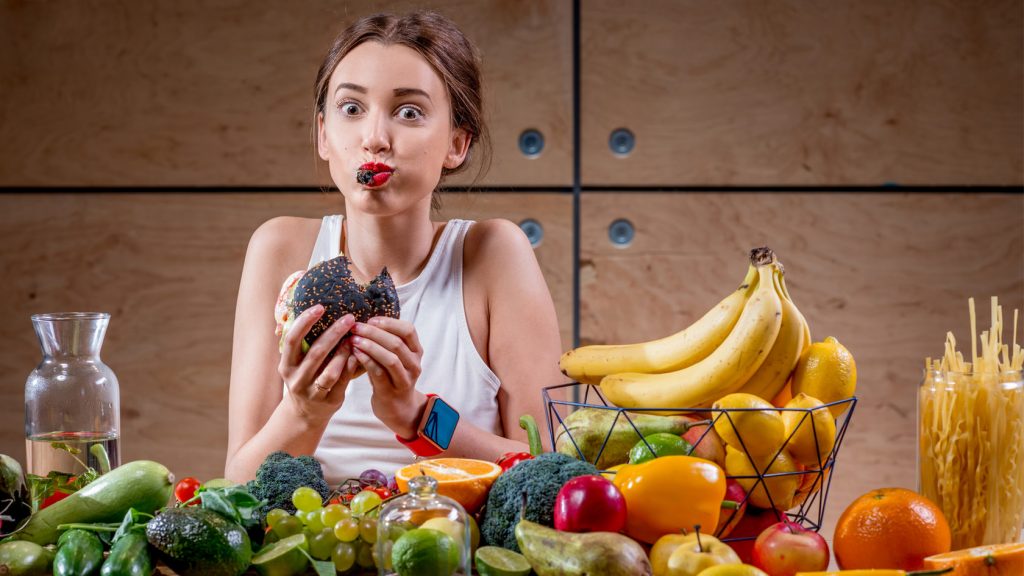 За обедом в компании женщины съедают больше, чем в одиночку &#8212; исследование