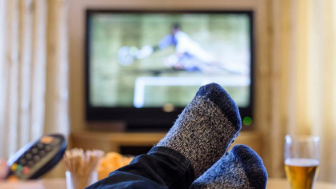Ученые рассказали об опасности телевизора для людей среднего возраста