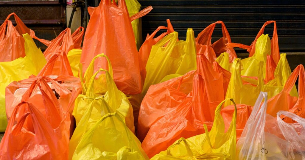 В украинских супермаркетах подорожали пластиковые пакеты