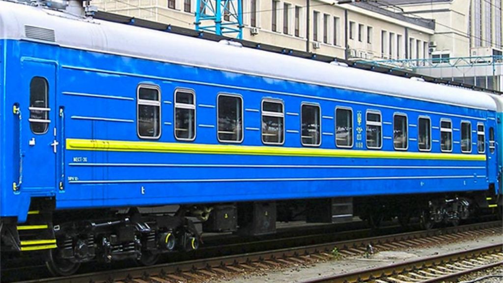 В Запорожской области локомотив сбил 15-летнюю девушку: она в реанимации (ВИДЕО) 