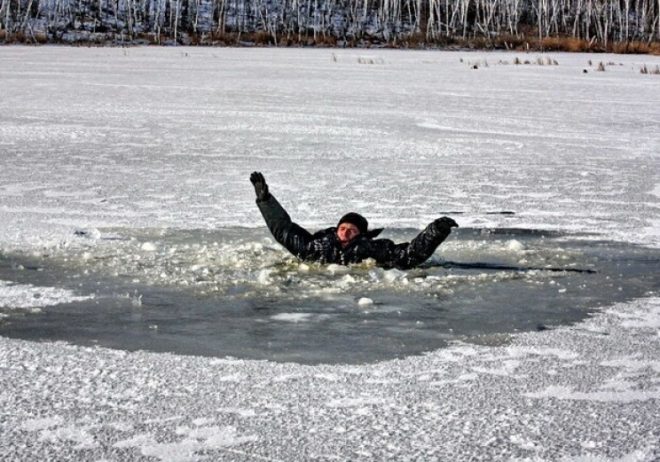 В Днепре полицейские угодили под лед при попытке вытащить рыбака из воды (ВИДЕО)