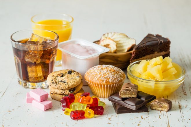 Отказ от сладкого и запрет на сладкую еду не помогут снизить вес: диетолог объяснила, почему