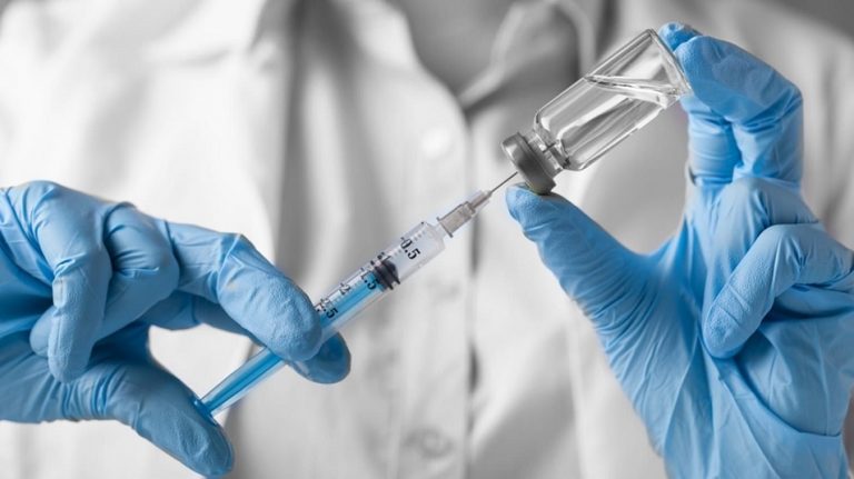 AstraZeneca впервые признала в суде, что ее вакцина против Covid может вызывать редкие побочные эффекты &#8212; СМИ