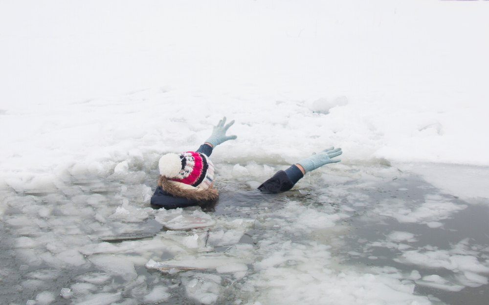 В Донецкой области парень провалился под лед (ВИДЕО)