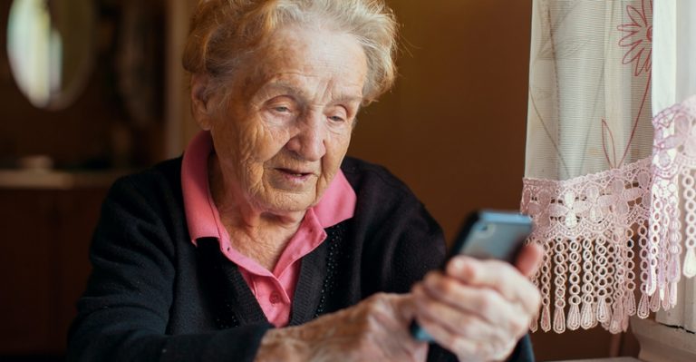 Выдавать пожилым людям смартфоны за счет государства преждевременно &#8211; депутат