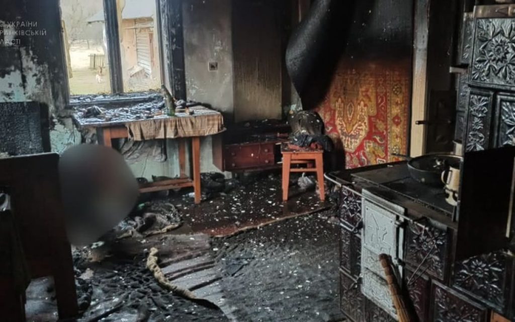 В селе на Прикарпатье в сгоревшем доме нашли труп мужчины (ФОТО)