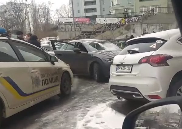 Киевлянка чуть не лишилась Mazda CX-30: угонщики залезли в авто, пока хозяйка его прогревала (ФОТО, ВИДЕО)