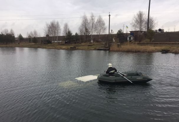 В озере на Волыни нашли авто с мертвым водителем (ФОТО)