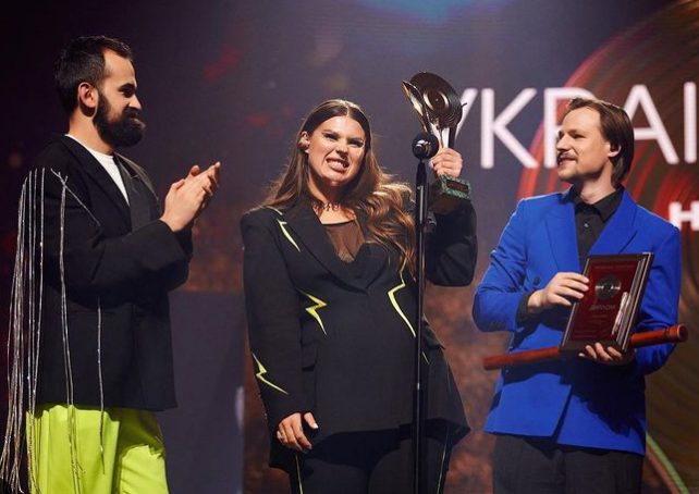 Певица позировала в стильном костюме: Александра Зарицкая получила престижную награду (ФОТО)