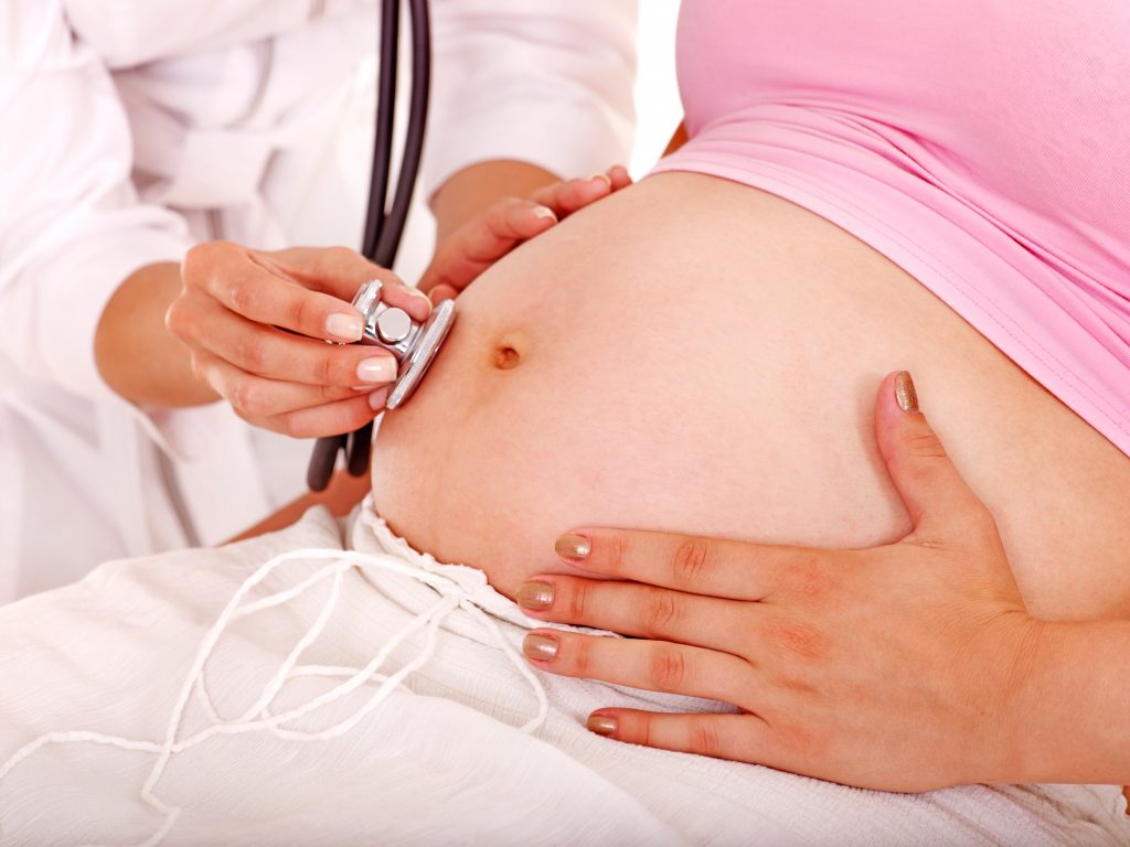 Ученые описали вред для ребенка от лишнего веса матери