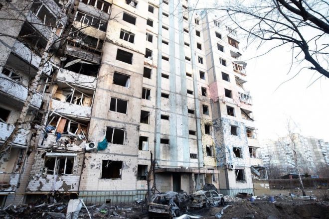 Падение снаряда в Святошинском районе Киева: двое раненых, 200 человек эвакуировали (ФОТО)