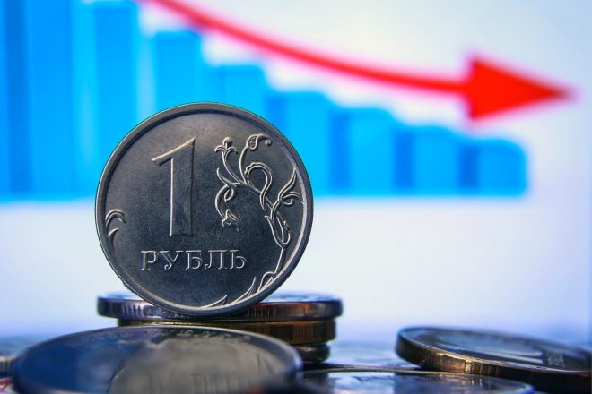 Обвал рубля и уход западных компаний привел к длинным очередям в российских магазинах