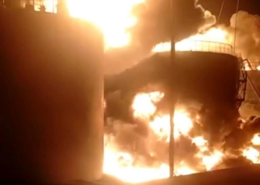 Пожар на нефтебазе под Киевом самоликвидировался &#8212; ГСЧС