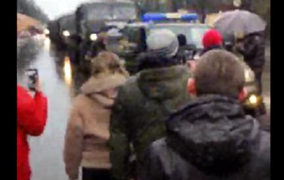 Мелитопольцы пели гимн Украины и ложились под авто РФ (ВИДЕО)