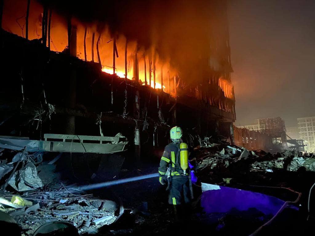 Оккупанты ночью атаковали Киев: ударили по ТРЦ, есть жертвы (ФОТО, ВИДЕО)