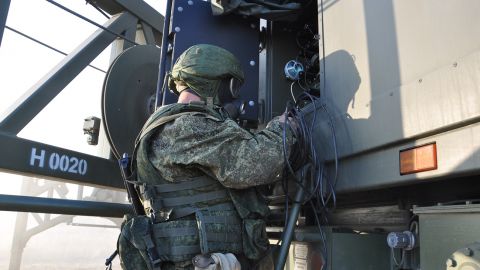 Российские военные установили в Энергодаре спутниковую тарелку, чтобы проводить агитацию