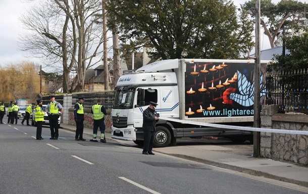 В столице Ирландии грузовик снес ворота посольства России (ВИДЕО)