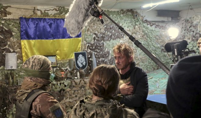 Голливудский актер Шон Пенн приехал в Украину и попал на войну: бежал в Польшу (ФОТО)