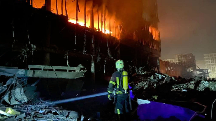 Количество жертв удара по Подольскому району Киева выросло до 8 человек (ВИДЕО)