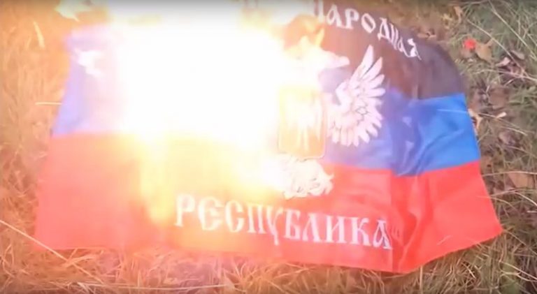 На Донбассе жгут флаги &#8220;ЛДНР&#8221; и вешают украинские (ВИДЕО)
