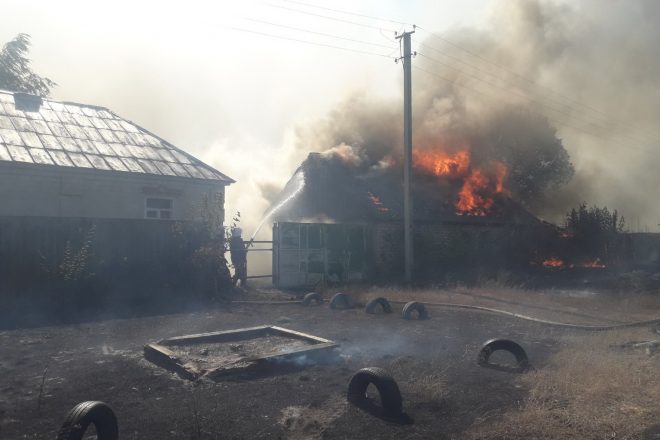 В Харьковской области обстреляли село: вспыхнул пожар
