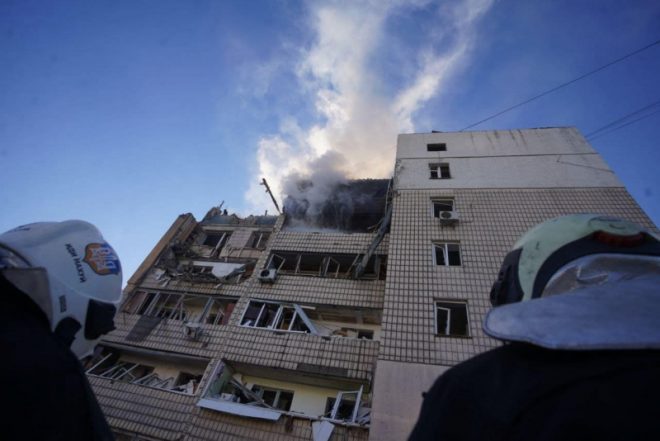 В Киеве обломок ракеты попал в многоэтажку, есть пострадавшие (ФОТО)