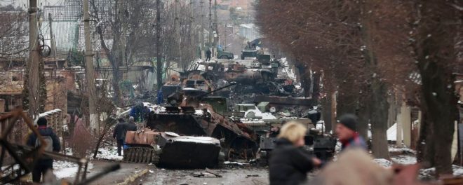 В Буче под Киевом дороги перегородила брошенная и сгоревшая техника ВС РФ (ФОТО)
