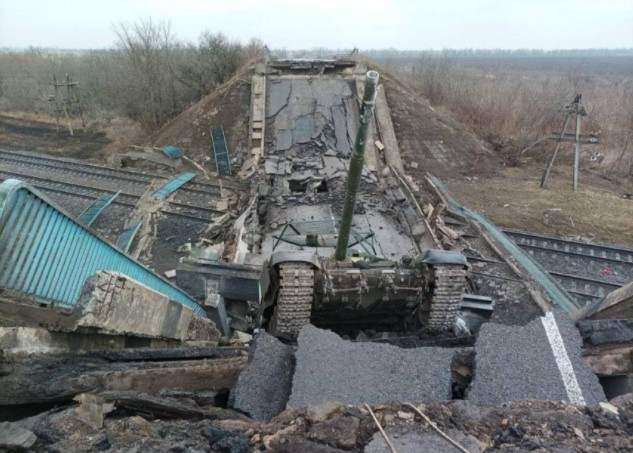 Под Николаевом подорвали мост вместе с российским танком (ФОТО)