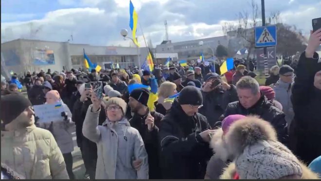 В оккупированной Новой Каховке жители вышли на антироссийский митинг (ВИДЕО)