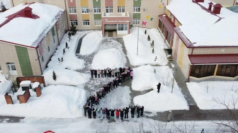 В РФ больных детей из хосписа вытащили на улицу для агитации за войну с Украиной (ФОТО)