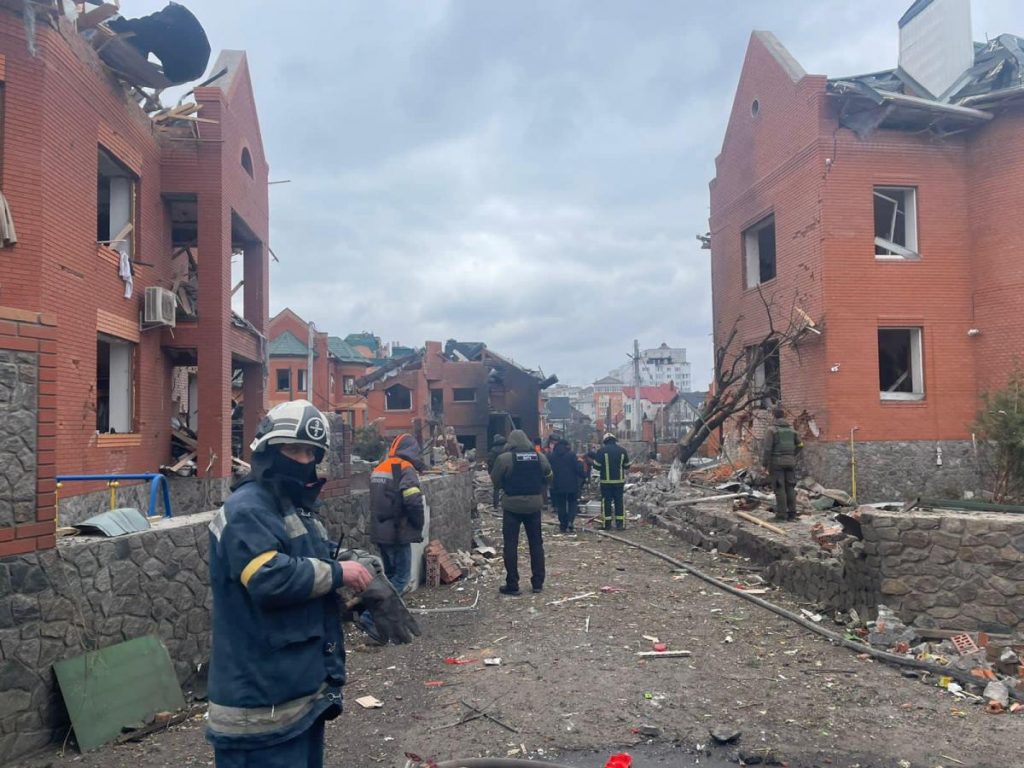 В Белой Церкви из-за авиаудара оккупантов повреждены 20 домов, есть пострадавшие (ФОТО, ВИДЕО)