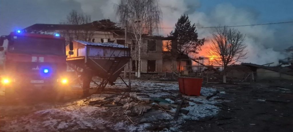 В Харьковской области российские ракеты попали в школу, начался пожар (ФОТО, ВИДЕО)