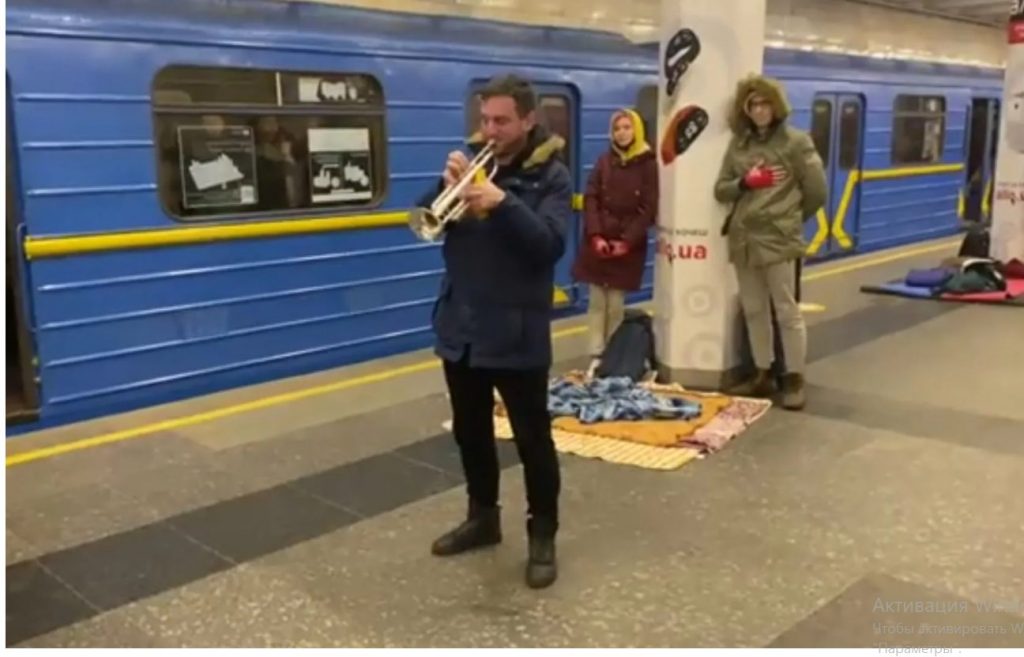 В метро Киева мужчина исполнил гимн Украины (ВИДЕО)