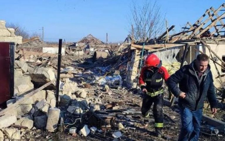 В Николаевской области оккупанты разбомбили дома, есть пострадавшие