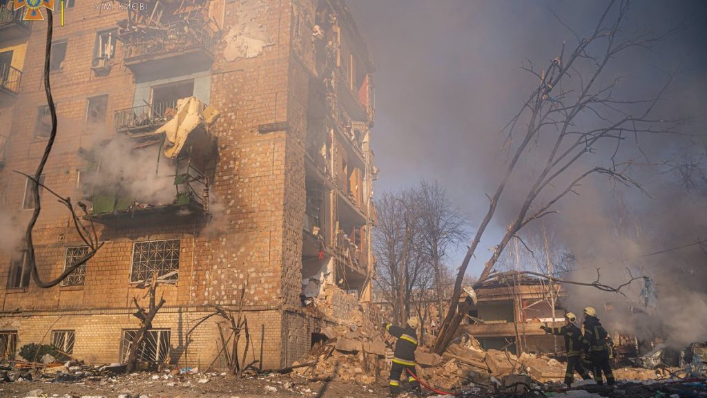 Обстрел жилого квартала в Киеве: стало известно о гибели человека (ВИДЕО)