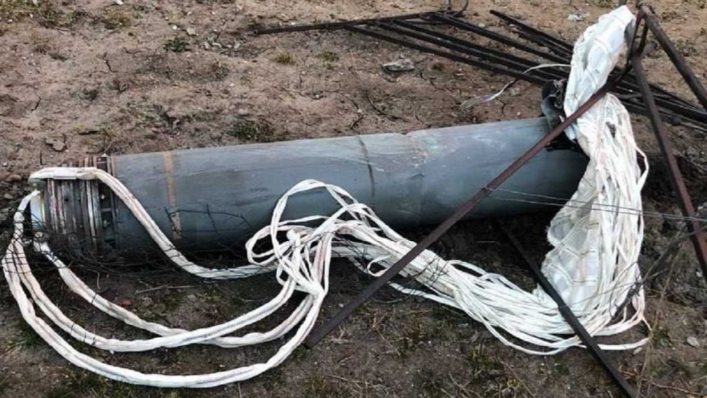 Снаряд на парашюте: В Киеве впервые зафиксирован факт использования новейшего вооружения РФ (ФОТО)