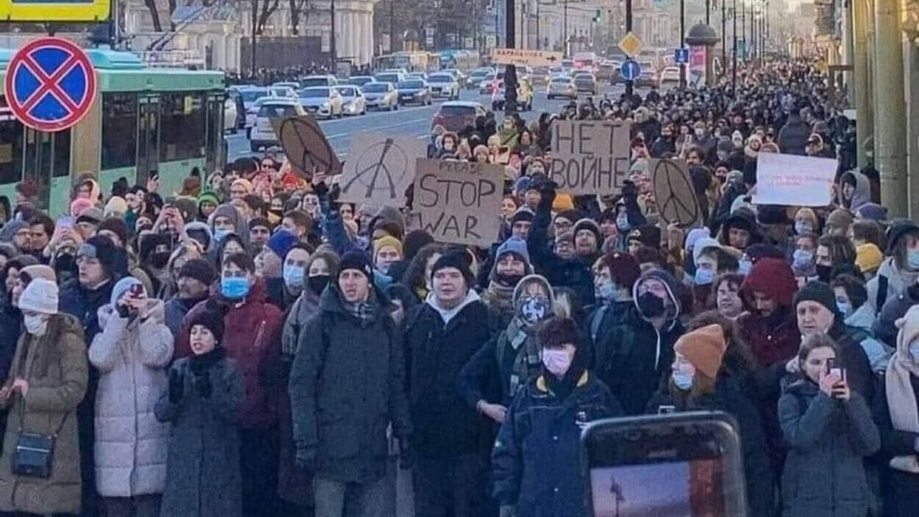 В Москве на митинге против войны в Украине начали задерживать людей (ВИДЕО)
