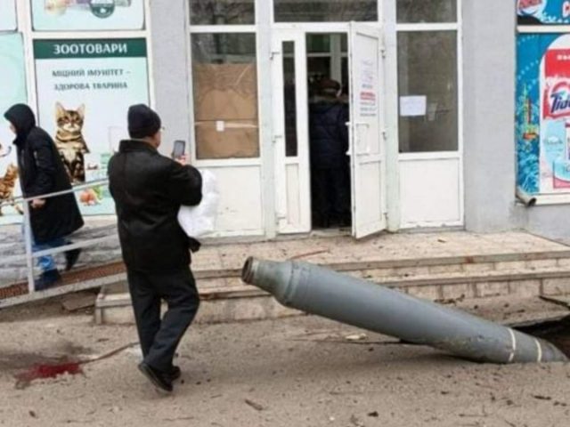 В Харькове оккупанты обстреляли людей в очереди за гумдопомощью