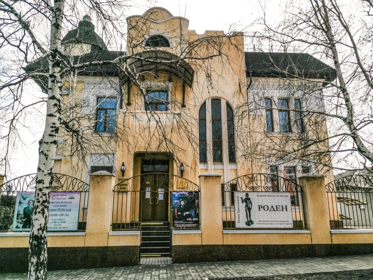 Войска РФ уничтожили в Мариуполе музей имени Куинджи с полотнами Айвазовского (ВИДЕО)