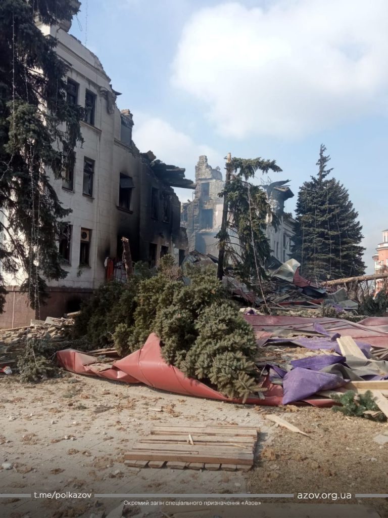 Обстрел авиации РФ: Из-под завалов драмтеатра в Мариуполе спасли 130 человек (ФОТО)
