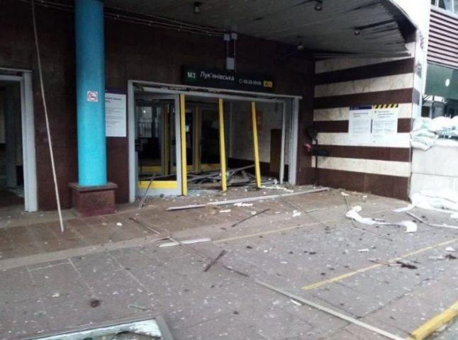 В Киеве взрывной волной повредило фасад станции метро (ФОТО)